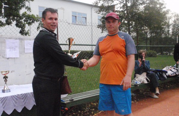 Pergalingi svečių žaidimai teniso korte