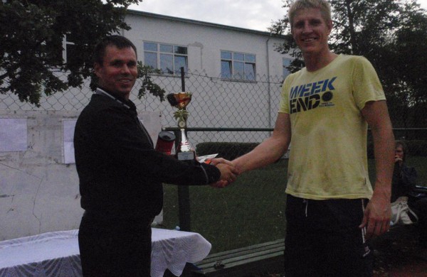 Pergalingi svečių žaidimai teniso korte