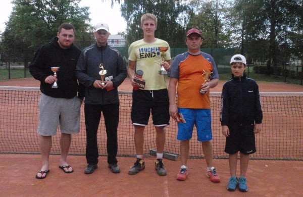 Pergalingi svečių žaidimai teniso korte