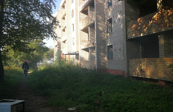 Du gaisrai apleistame name „paskandino“ Ruklą dūmuose
