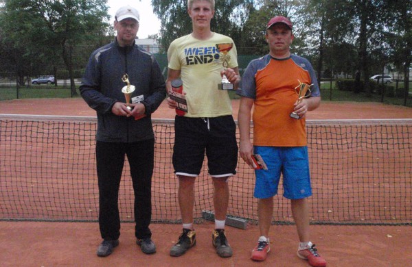 Pergalingi svečių žaidimai teniso korte