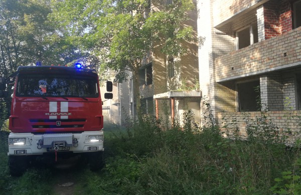 Du gaisrai apleistame name „paskandino“ Ruklą dūmuose
