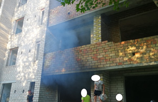 Du gaisrai apleistame name „paskandino“ Ruklą dūmuose