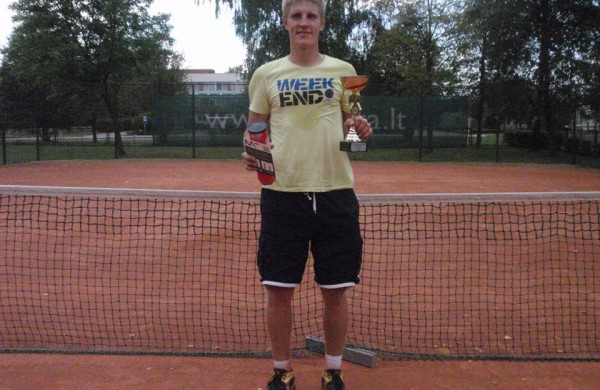 Pergalingi svečių žaidimai teniso korte