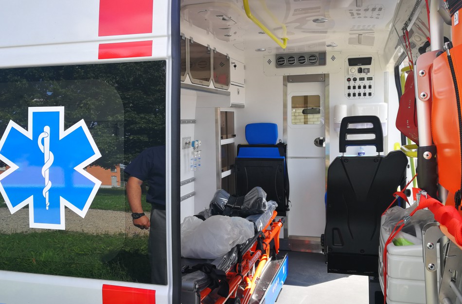 Vilkiko vairuotojas, po smūgio į kelio atitvarus, paguldytas į ligoninę