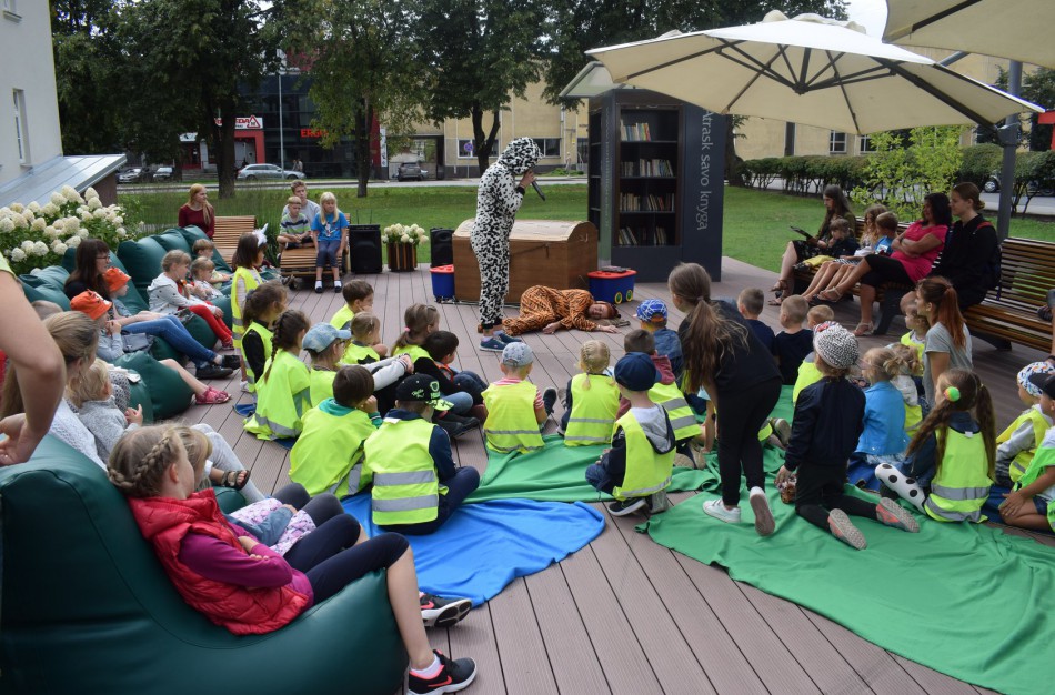 Jonavos viešosios bibliotekos Knygų terasoje – skaitymų ciklas „Vasara su knyga“