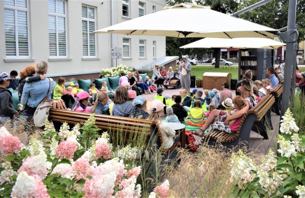 Jonavos viešosios bibliotekos Knygų terasoje – skaitymų ciklas „Vasara su knyga“