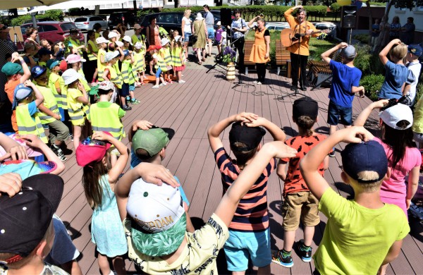 Jonavos viešosios bibliotekos Knygų terasoje – skaitymų ciklas „Vasara su knyga“