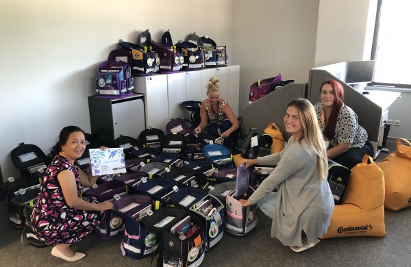 Kartu su projektu „Pirmoji kuprinė“ Continental dovanoja mokyklinius reikmenis pirmokams