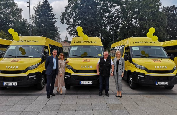 Mokykloms perduoti geltonieji autobusiukai - vienas jų skirtas Jonavai 