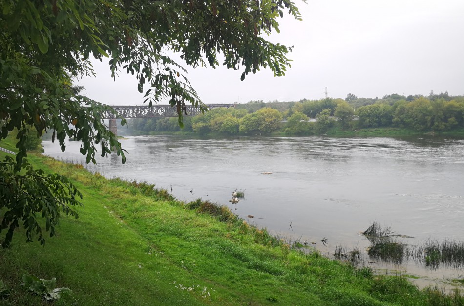 Moters skambutis: Upėje plaukia fekalijos ir „pampersai“