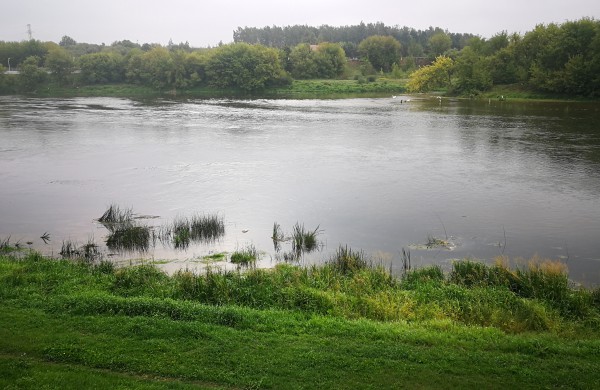 Moters skambutis: Upėje plaukia fekalijos ir „pampersai“