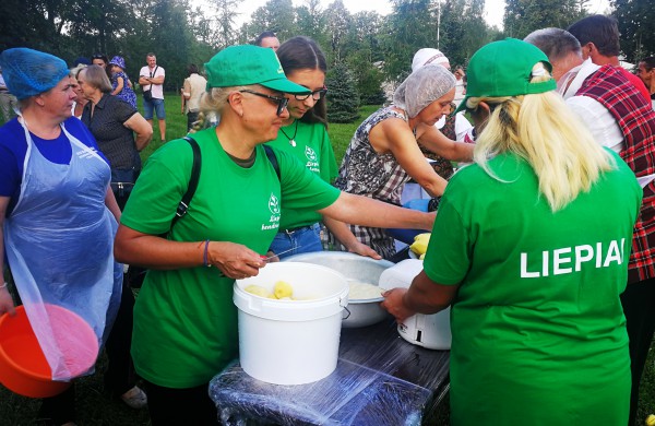 Cepelinų virimo čempionate ant laužo išvirta net 370 cepelinų