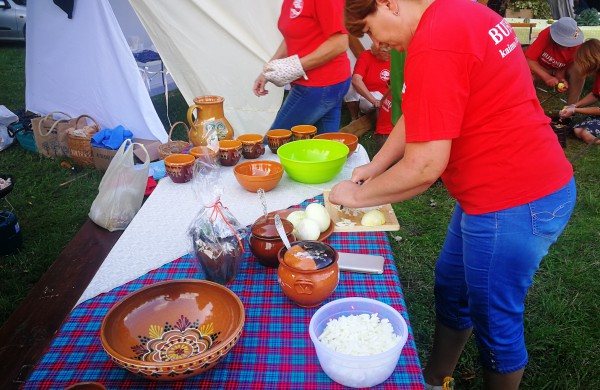 Cepelinų virimo čempionate ant laužo išvirta net 370 cepelinų