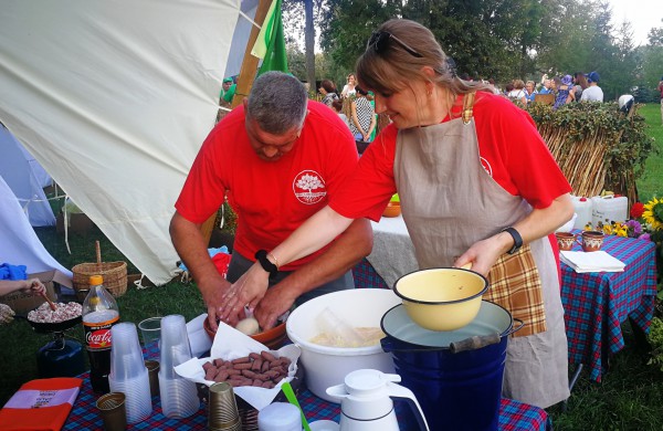 Cepelinų virimo čempionate ant laužo išvirta net 370 cepelinų