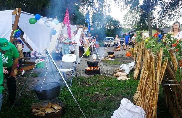 Cepelinų virimo čempionate ant laužo išvirta net 370 cepelinų