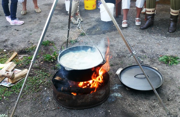 Cepelinų virimo čempionate ant laužo išvirta net 370 cepelinų