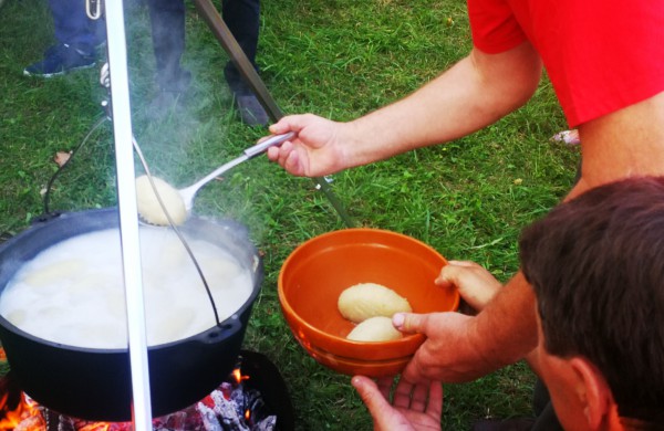 Cepelinų virimo čempionate ant laužo išvirta net 370 cepelinų