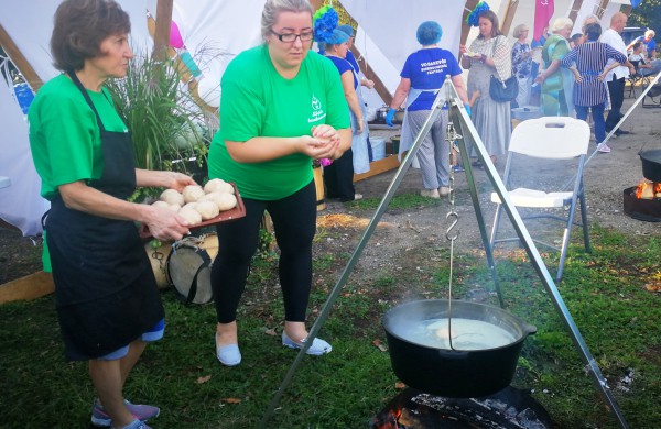 Cepelinų virimo čempionate ant laužo išvirta net 370 cepelinų