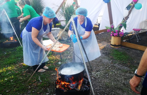 Cepelinų virimo čempionate ant laužo išvirta net 370 cepelinų