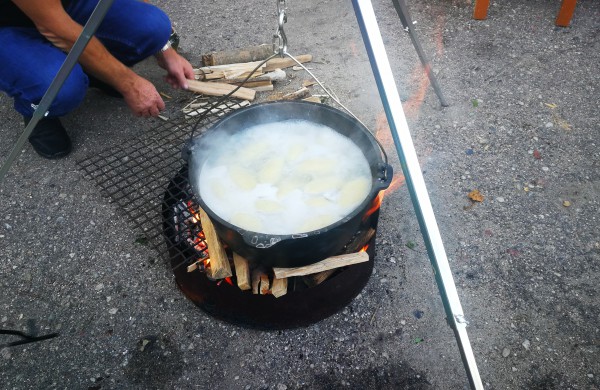 Cepelinų virimo čempionate ant laužo išvirta net 370 cepelinų