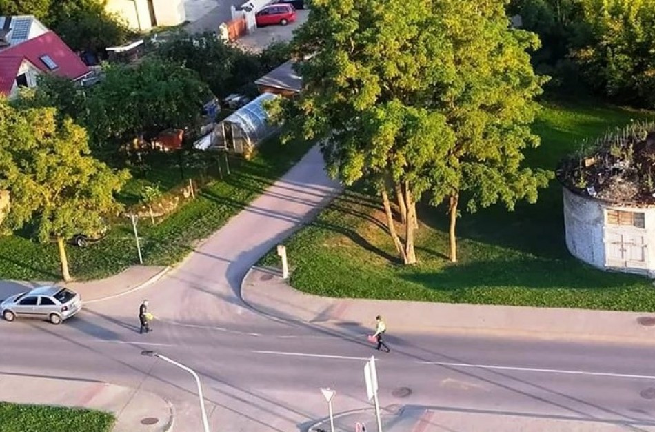 Pėsčiųjų perėjoje partrenkta dviratininkė, neįžvelgusi savo kaltės, pripažinta pažeidusi KET – jai skirta bauda