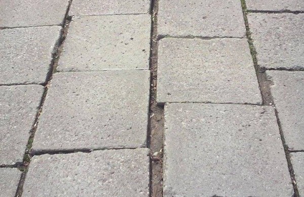 Pakeliui į mokyklą: plytelių tarpuose gali prasmegti visa pradinuko koja