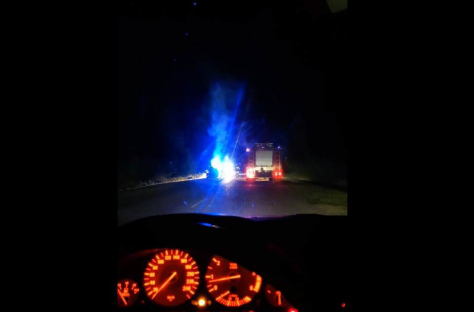 Naktį liepsnojo ,,Mercedes - Benz" automobilis