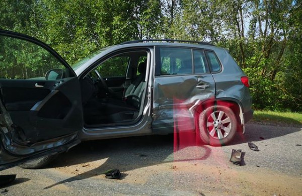 Lengvasis automobilis galimai tyčia taranavo kariškių koloną
