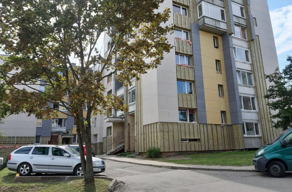 Renovuojamų daugiabučių gyventojai sunerimo: darbai – nebaigti, o stelažai jau surinkti