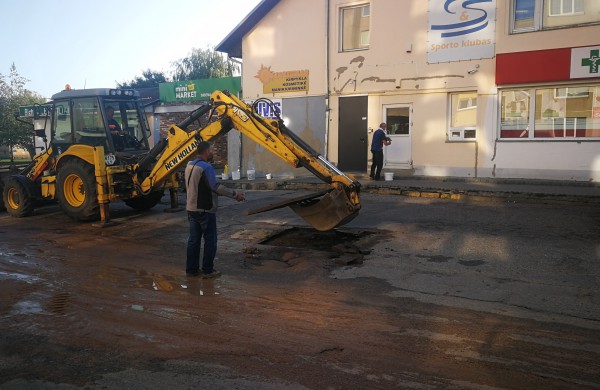 Trūkūs vamzdžiui be vandens liko penki namai