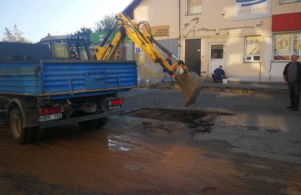 Trūkūs vamzdžiui be vandens liko penki namai