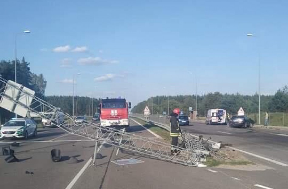 Avarija ties Stašėnų sankryža – smūgio neatlaikė geležinės konstrukcijos