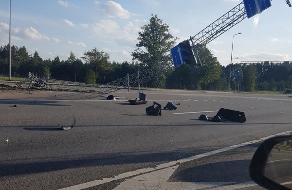 Avarija ties Stašėnų sankryža – smūgio neatlaikė geležinės konstrukcijos