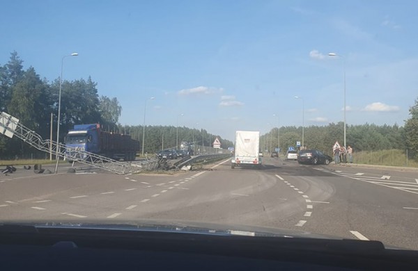 Avarija ties Stašėnų sankryža – smūgio neatlaikė geležinės konstrukcijos
