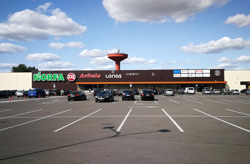 Praeivės pasipiktino: Užrakintame automobilyje palikti keturmetį - nenormalu