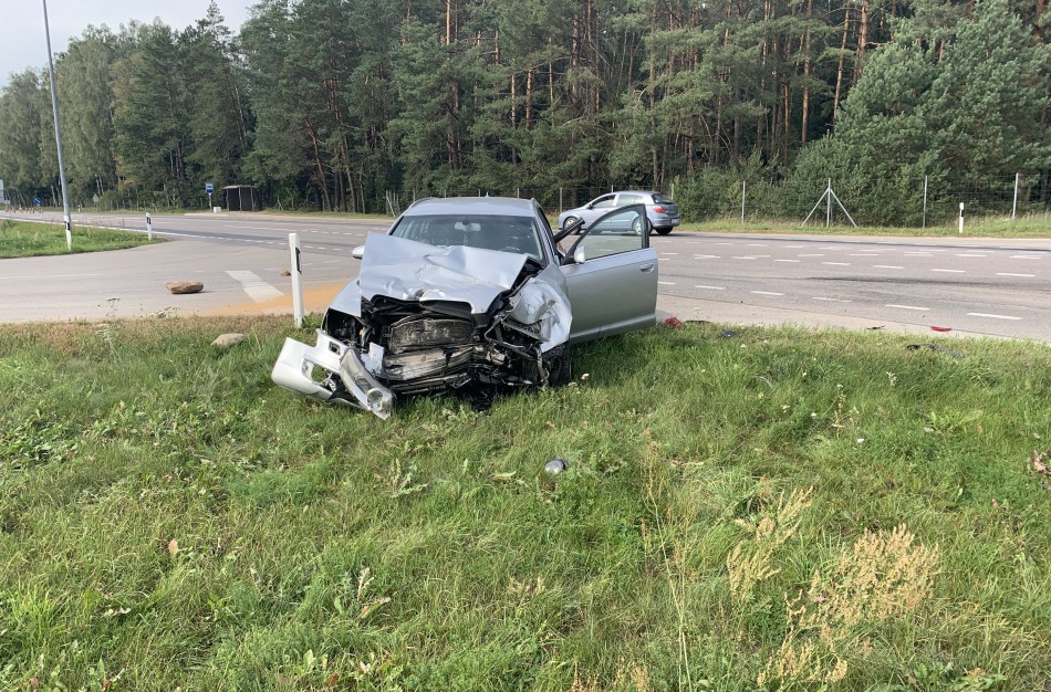 Kelyje Jonava - Ukmergė susidūrė du automobiliai