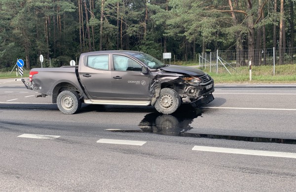 Kelyje Jonava - Ukmergė susidūrė du automobiliai