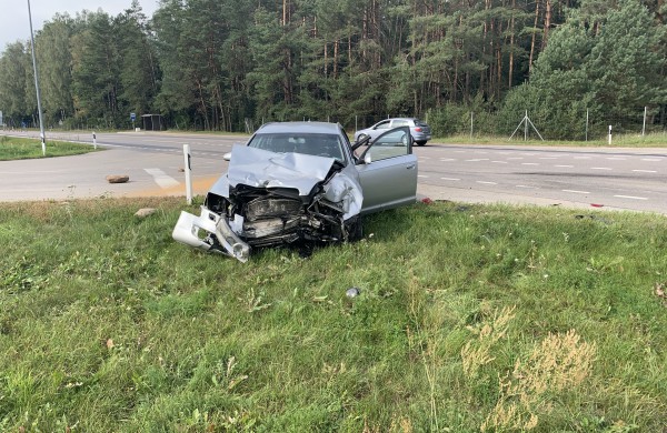 Kelyje Jonava - Ukmergė susidūrė du automobiliai