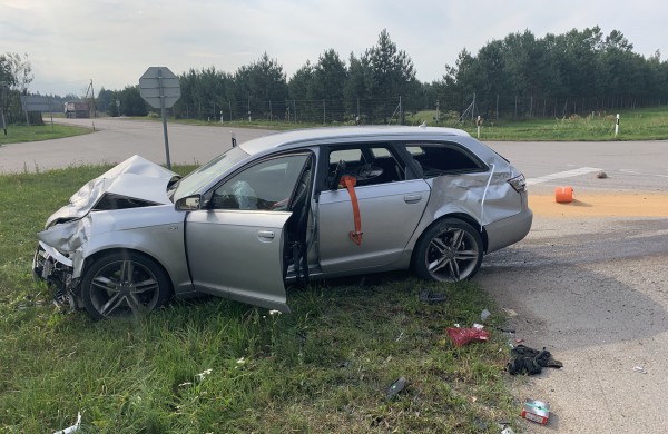 Kelyje Jonava - Ukmergė susidūrė du automobiliai