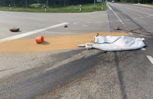 Kelyje Jonava - Ukmergė susidūrė du automobiliai