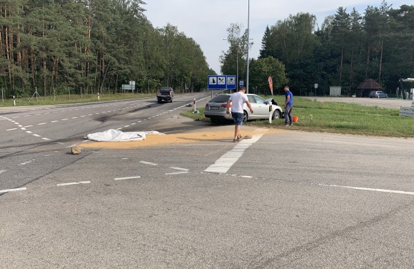 Kelyje Jonava - Ukmergė susidūrė du automobiliai