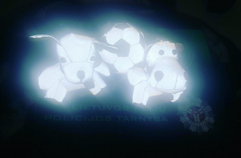 Kelyje kiekvienas yra pėsčiasis – prisisekite atšvaitą