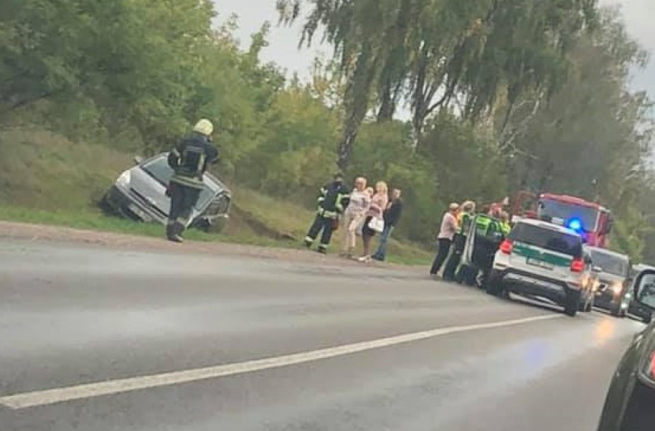 Po atsitrenkimo į kitą automobilį „Toyota“ skriejo į kelkraščio griovį