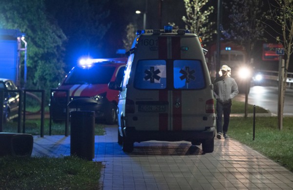 Karmėlavoje kilo didžiulis gaisras: liepsnas gesino sustiprintos ugniagesių gelbėtojų pajėgos 