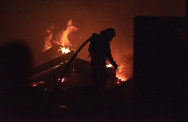 Karmėlavoje kilo didžiulis gaisras: liepsnas gesino sustiprintos ugniagesių gelbėtojų pajėgos 