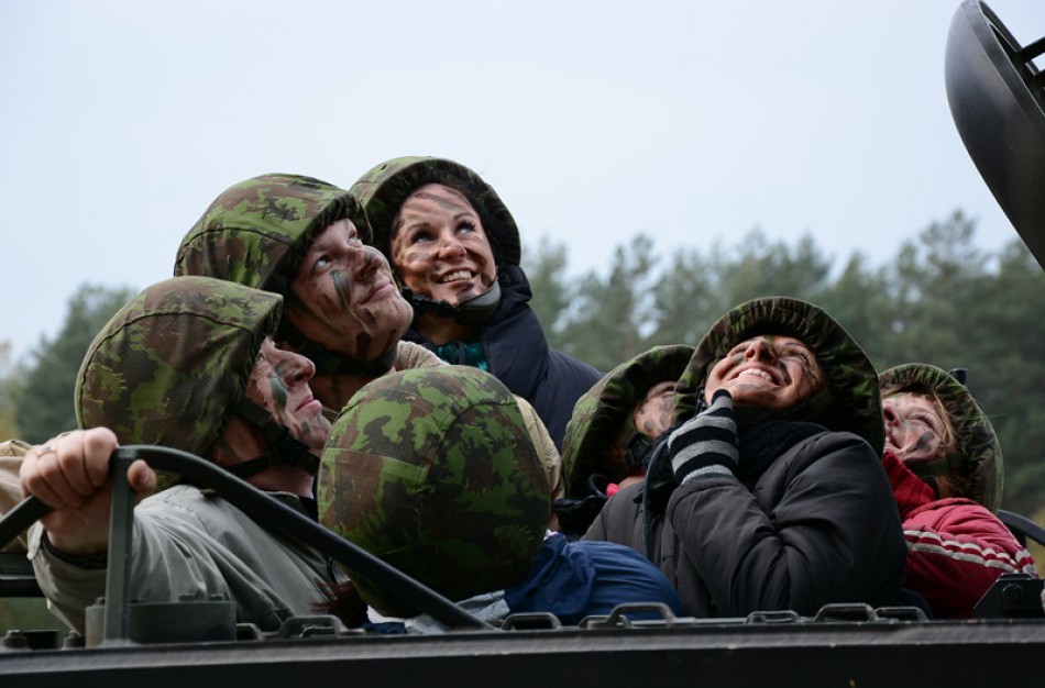 Iš kabinetų – į karinius mokymus