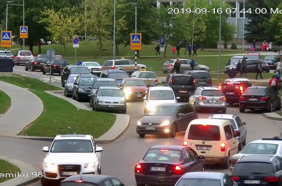 Rimkuose prie mokyklų prašo paisyti kelio ženklų