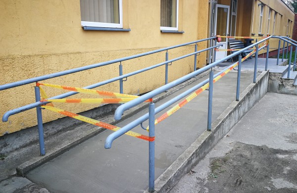 Skaitytojas piktinasi dėl panduso: Kaip žmogui su negalia juo nusileisti?