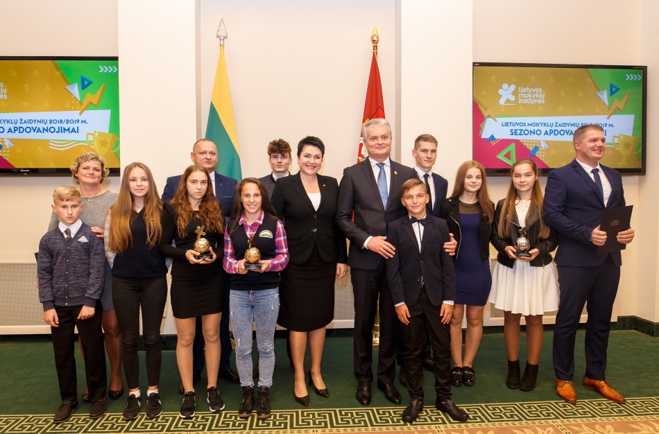 LR Prezidentas Gitanas Nausėda apdovanojo Mokyklų žaidynių nugalėtojus
